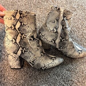 STEVE MADDEN Revolution Snakeskin Booties
Size 9 Good Used Condition